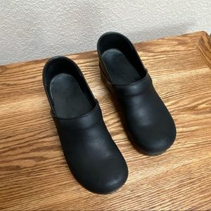 Dansko black oiled leather clog 42 narrow